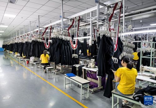 新華全媒+丨從家庭作坊到現(xiàn)代化工廠 從鄉(xiāng)鎮(zhèn)企業(yè)到國(guó)際知名企業(yè)——探訪福建晉江民營(yíng)服裝服飾零售業(yè)的蝶變之路